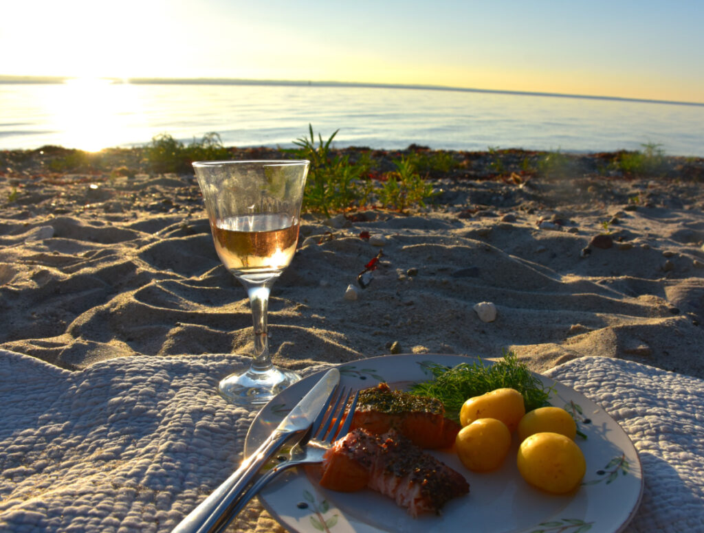 Aftensmad på stranden i Lohals